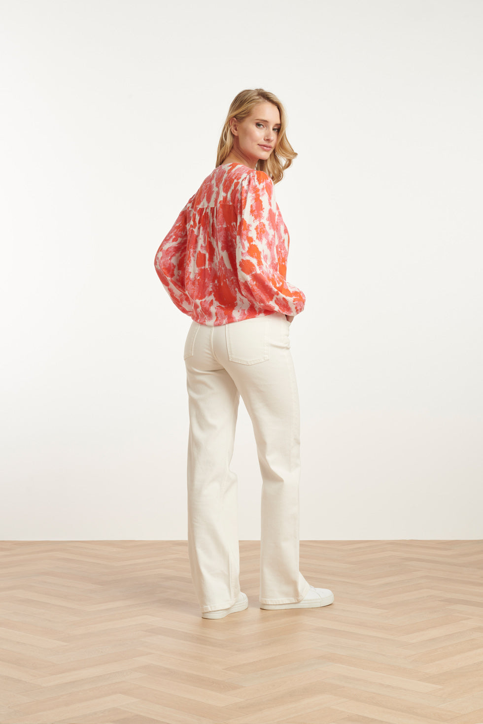 25181 Blouse Met Abstracte Verfspatters In Perzik En Roze