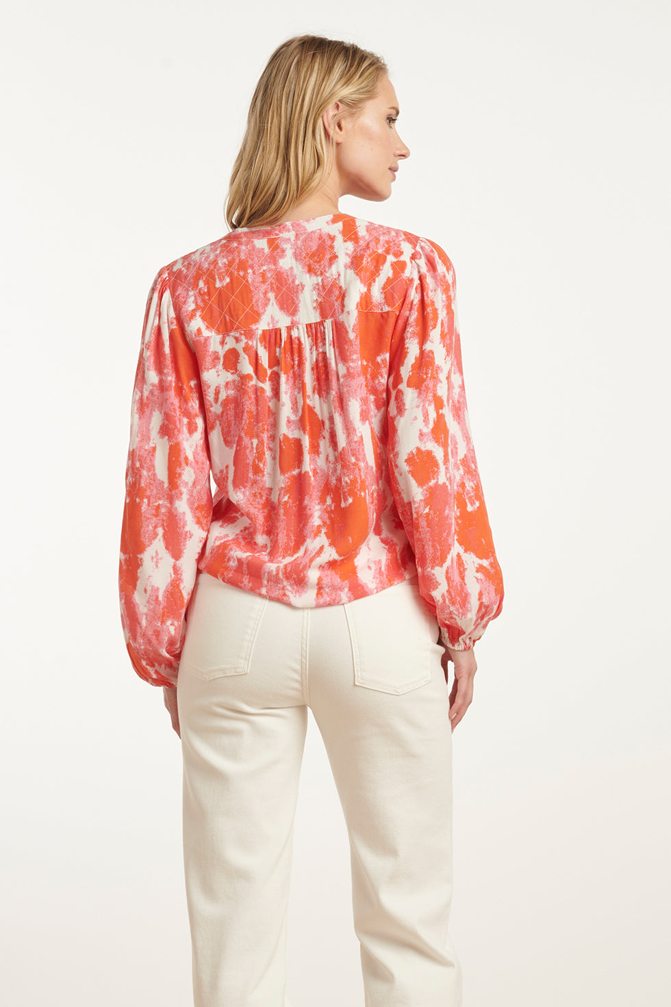 25181 Blouse Met Abstracte Verfspatters In Perzik En Roze