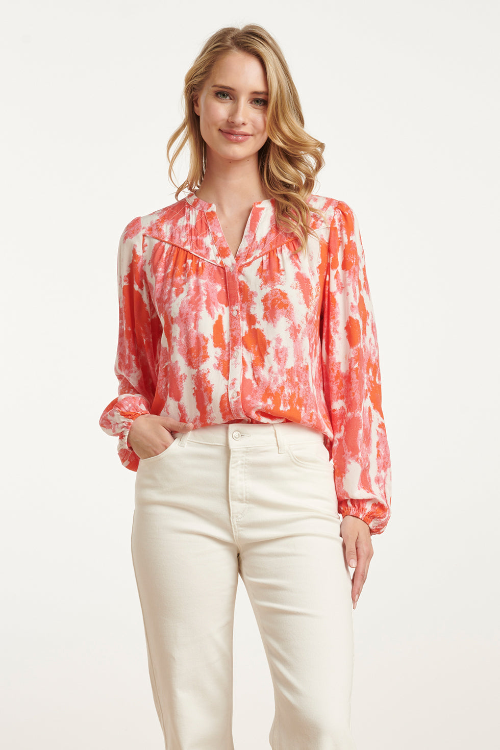 25181 Blouse Met Abstracte Verfspatters In Perzik En Roze