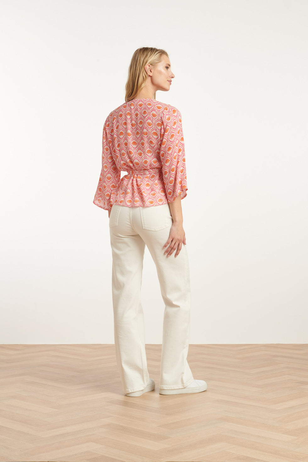 25184 Wrap Top Met Schelpenprint In Perzik En Roze