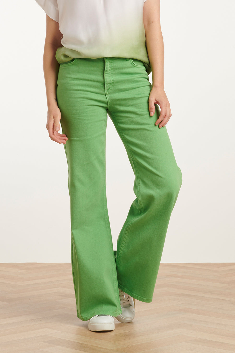 25206 Lichtgroene Flared Jeans