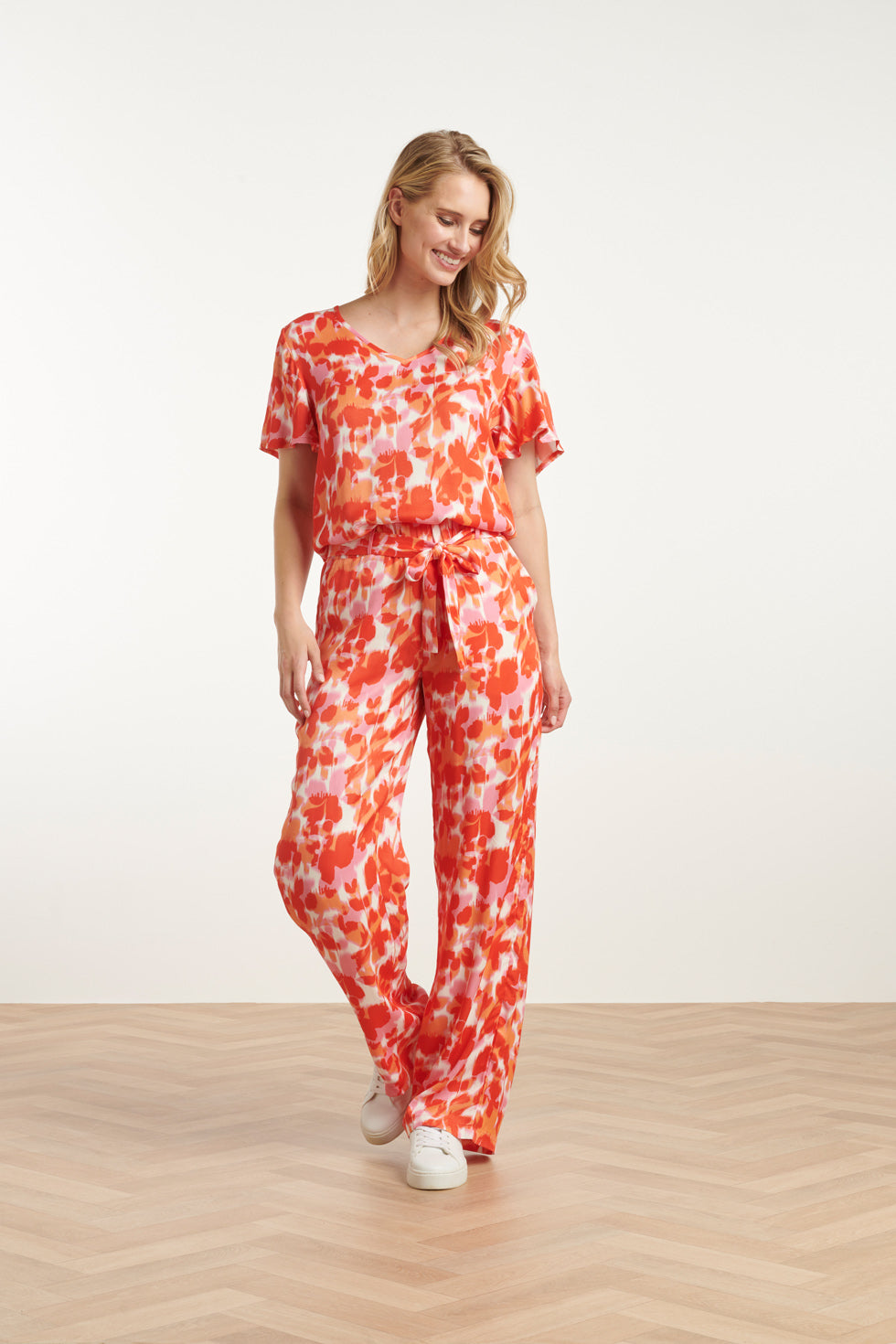 25210 Satijnen Top Met Peach Bloemenprint