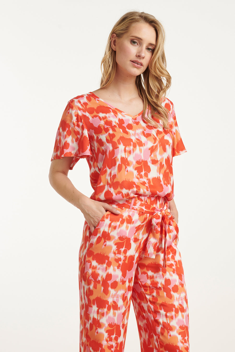 25210 Satijnen Top Met Peach Bloemenprint