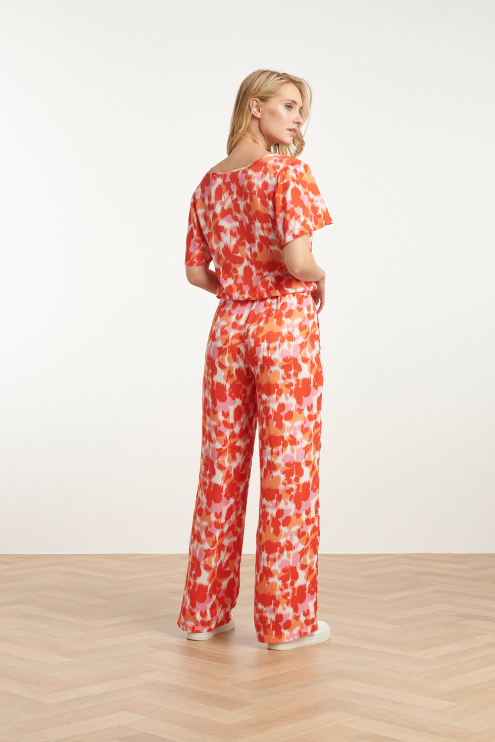 25210 Satijnen Top Met Peach Bloemenprint