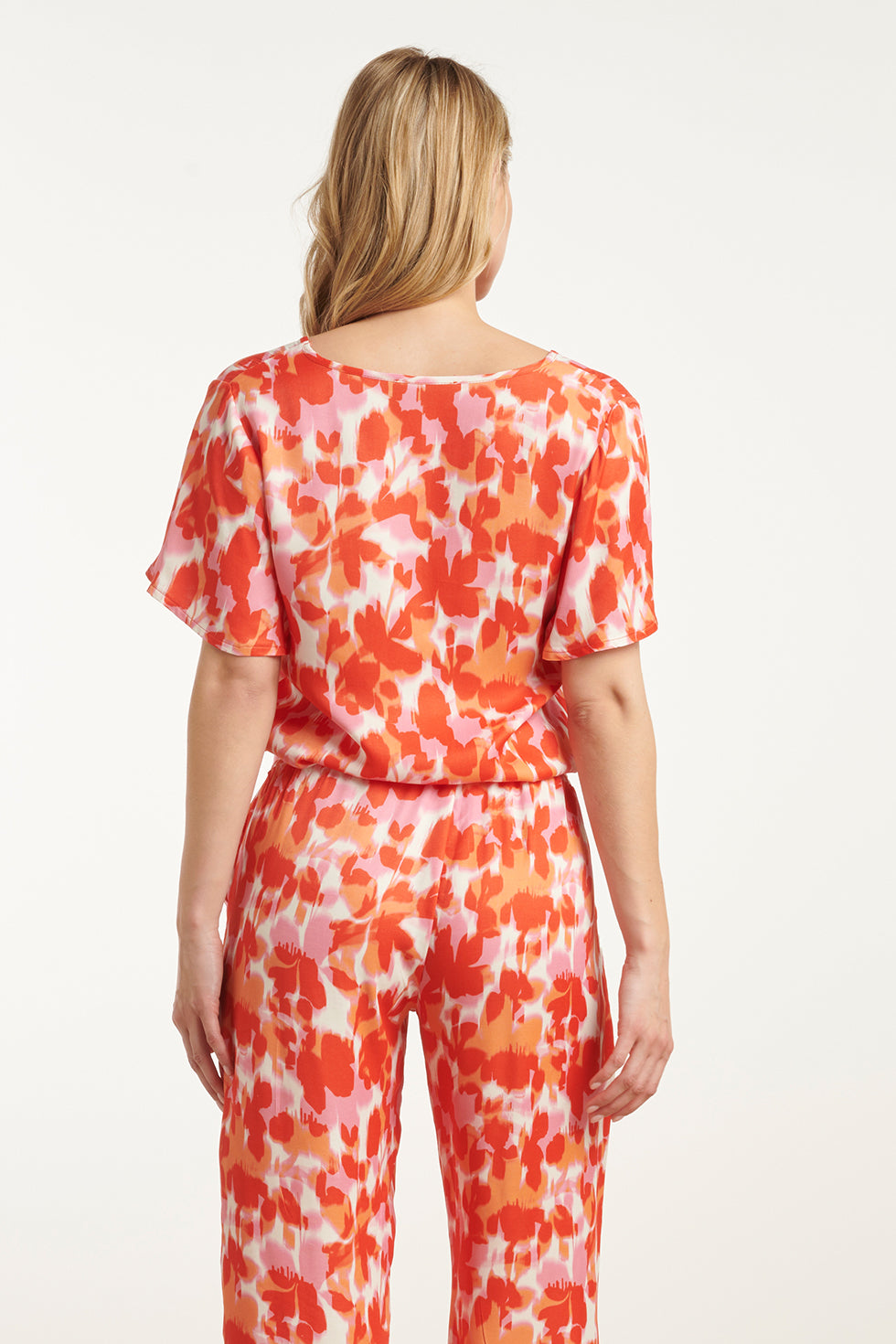 25210 Satijnen Top Met Peach Bloemenprint