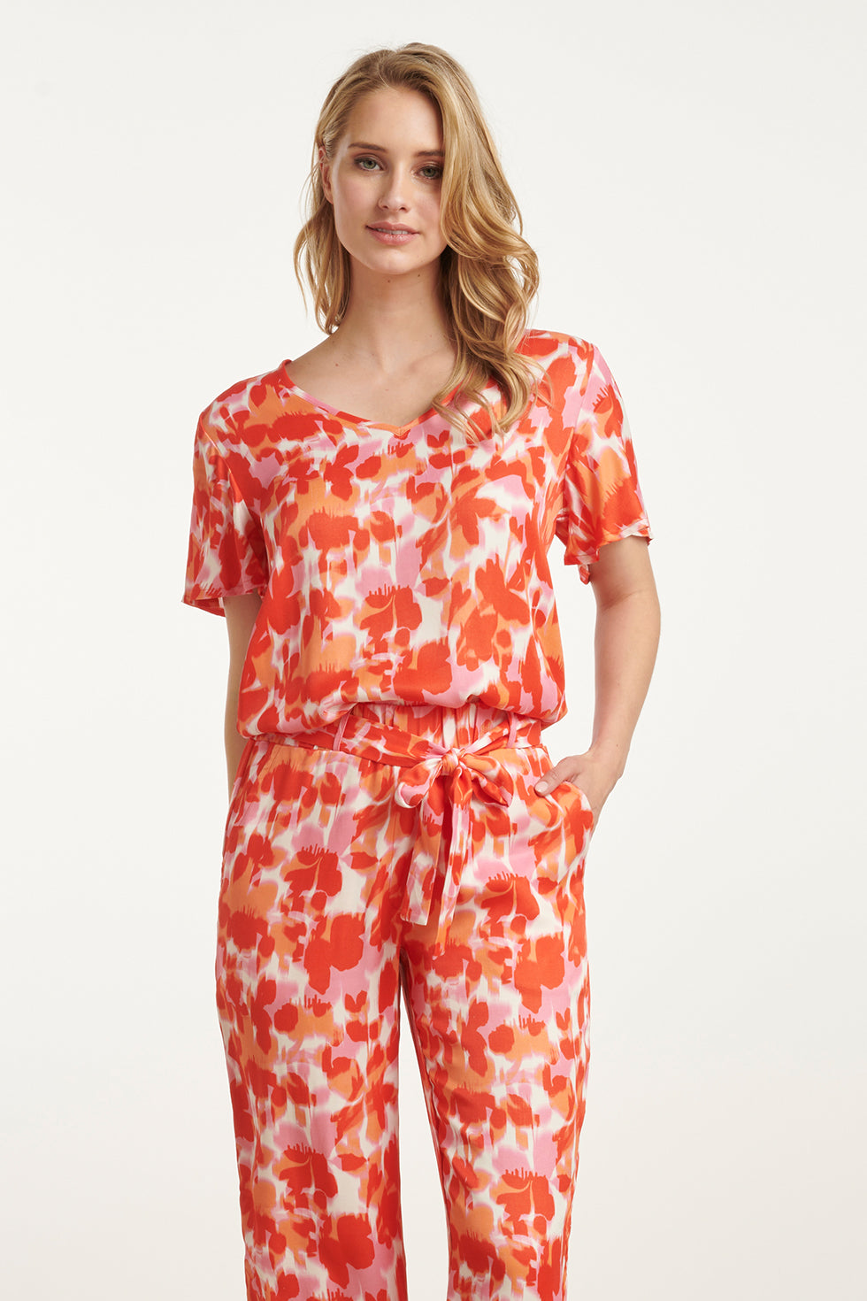 25210 Satijnen Top Met Peach Bloemenprint