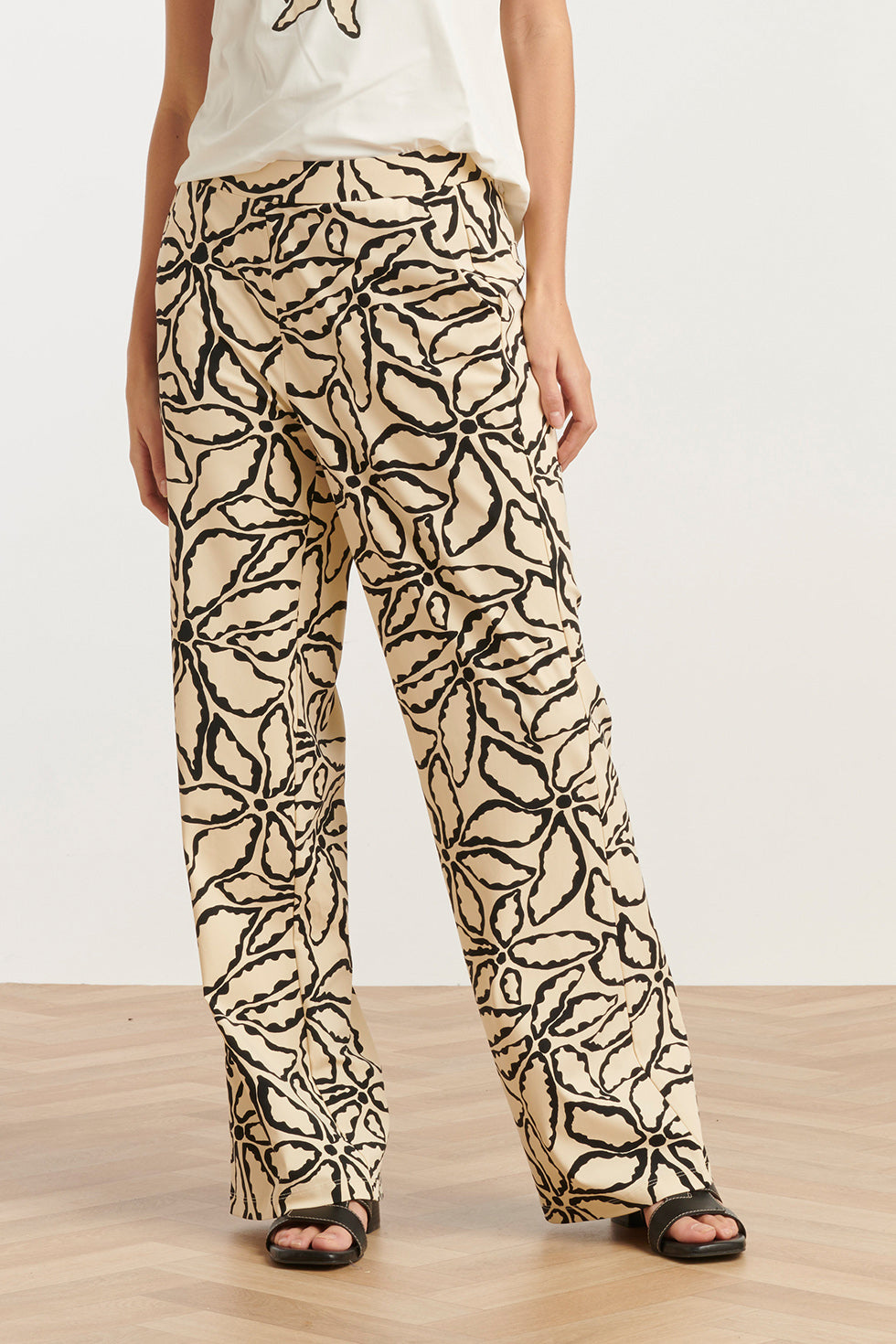 25235 Wide Leg Travel Quality Broek Met Zand & Zwarte Bloemenprint