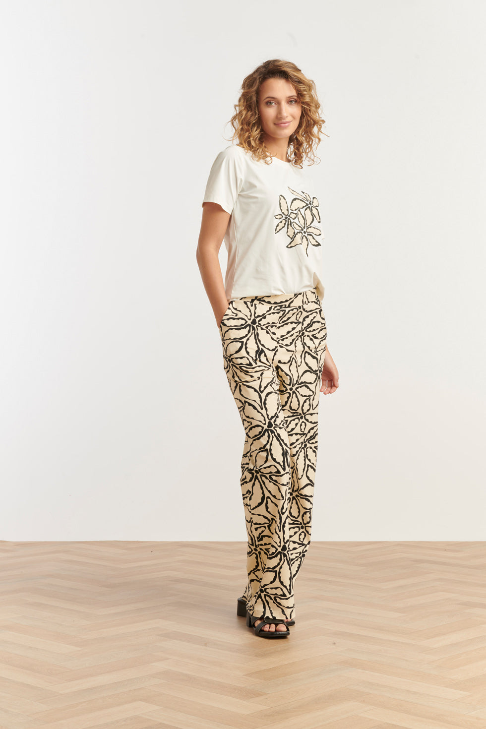 25235 Wide Leg Travel Quality Broek Met Zand & Zwarte Bloemenprint