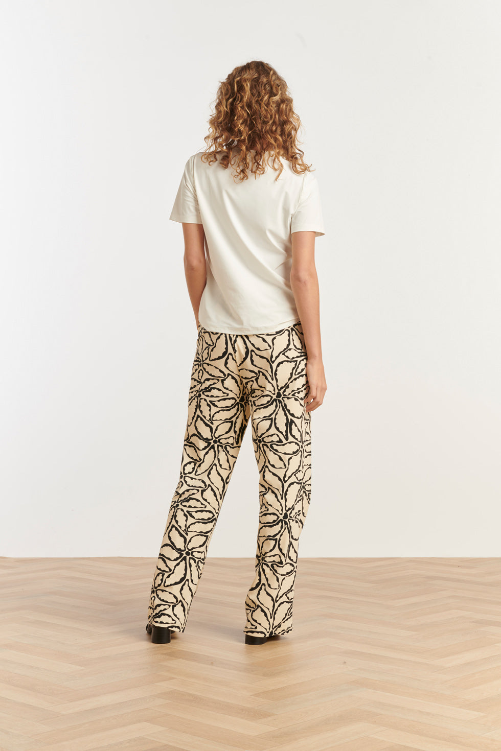 25235 Wide Leg Travel Quality Broek Met Zand & Zwarte Bloemenprint