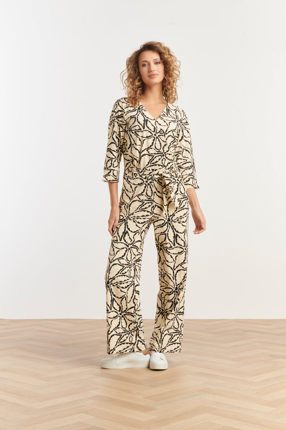 25241 Jumpsuit Met Zand En Zwarte Bloemenprint In Travel Kwaliteit