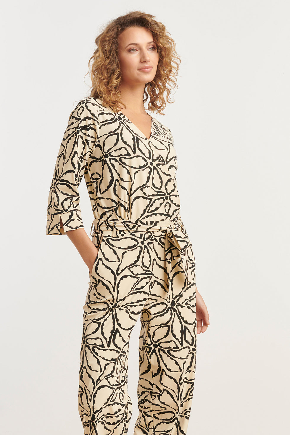 25241 Jumpsuit Met Zand En Zwarte Bloemenprint In Travel Kwaliteit