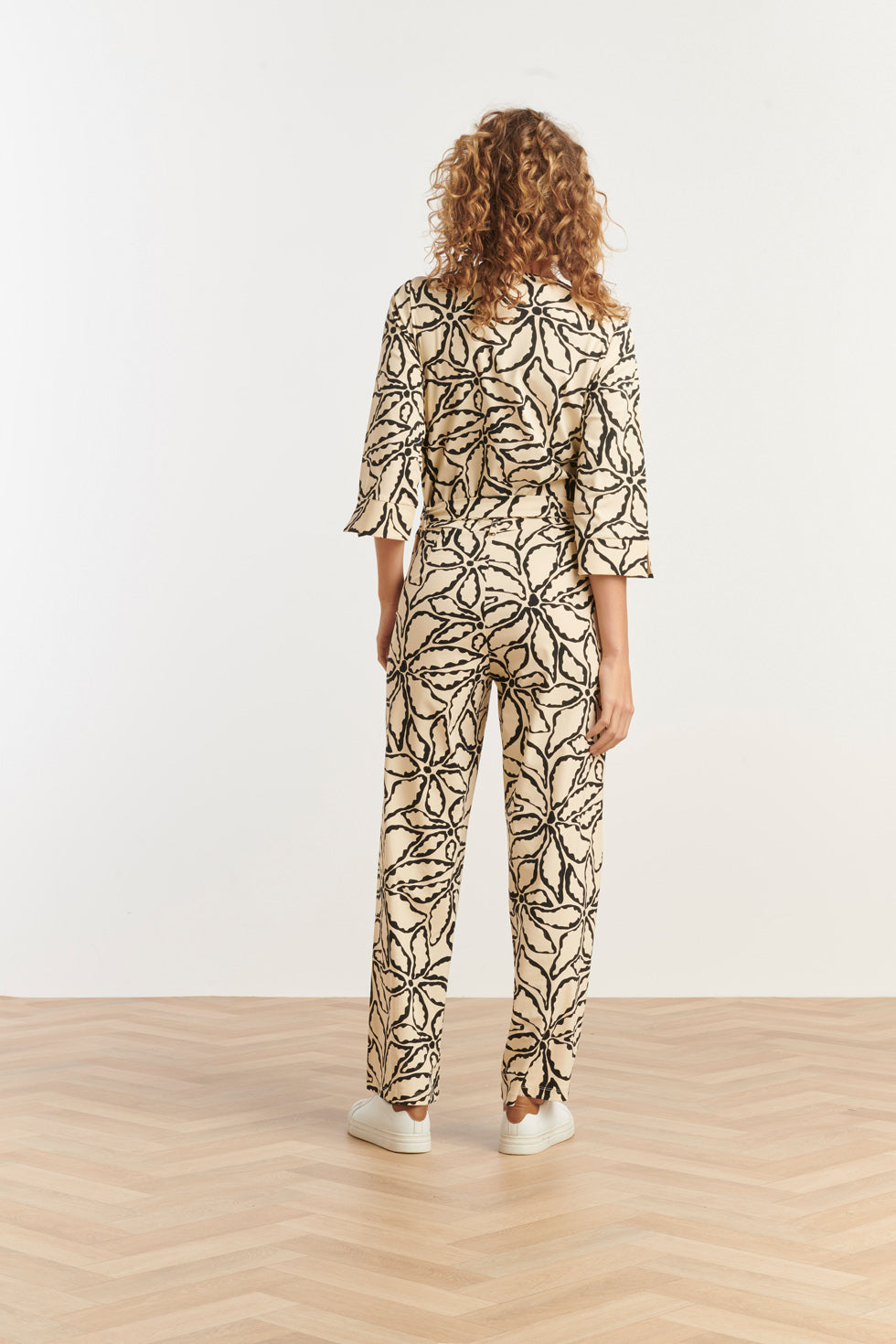 25241 Jumpsuit Met Zand En Zwarte Bloemenprint In Travel Kwaliteit