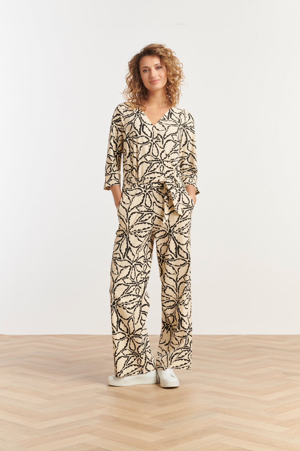 25241 Jumpsuit Met Zand En Zwarte Bloemenprint In Travel Kwaliteit