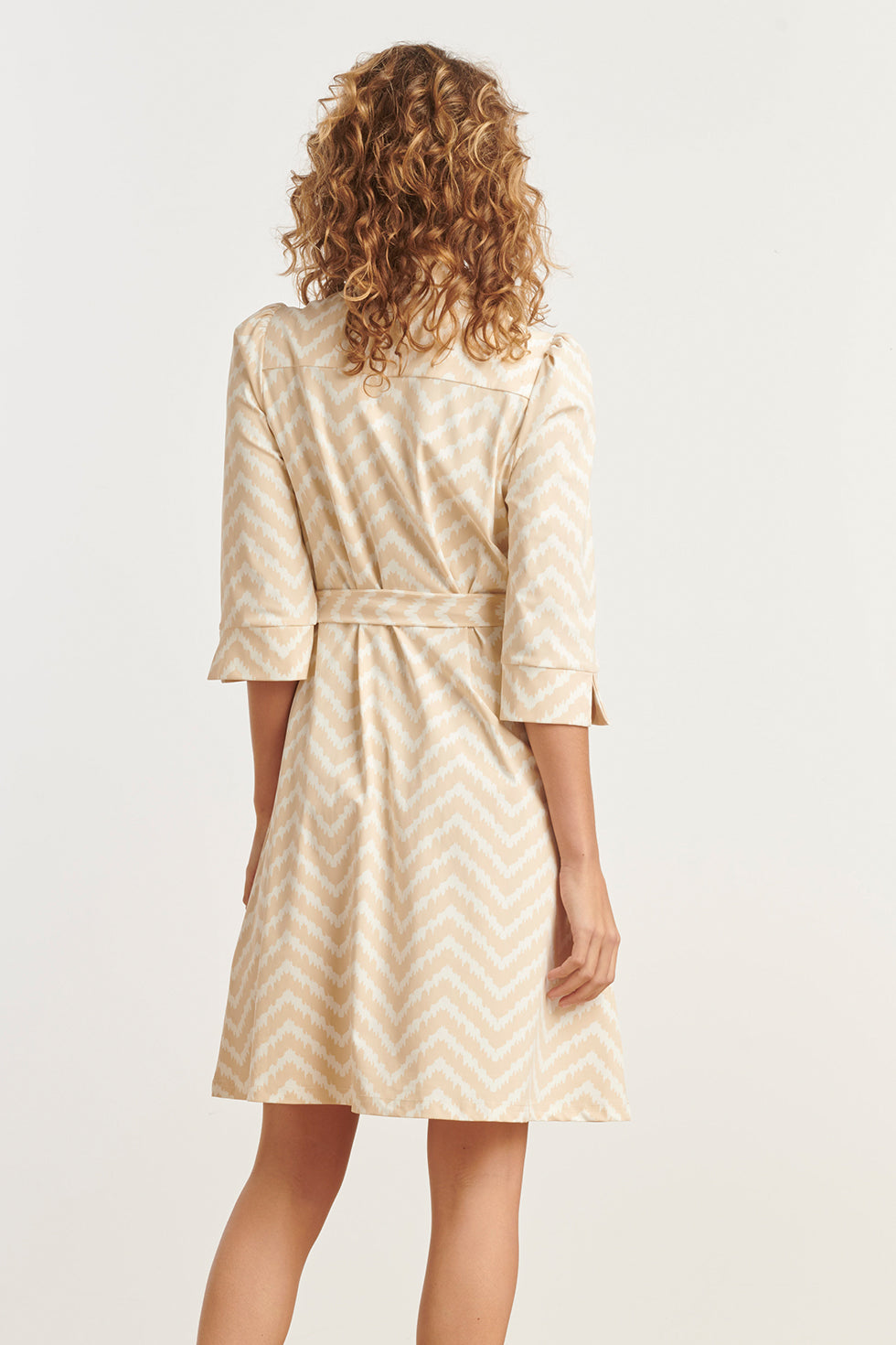 25244 Offwhite En Sand Zigzag Geprinte Jurk In Travelkwaliteit