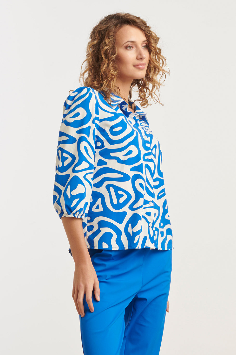 25249 Cobaltblauwe En Witte Graphic Geprinte Blouse In Travelkwaliteit