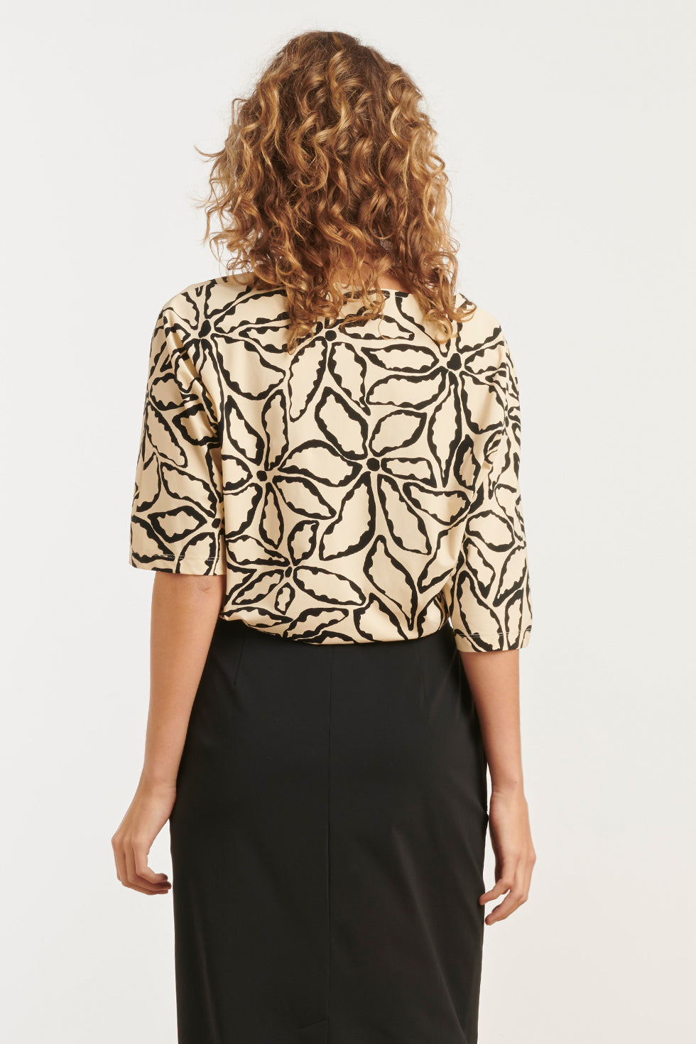 25258 Zand En Zwart Bloemenprint Top In Travelkwaliteit