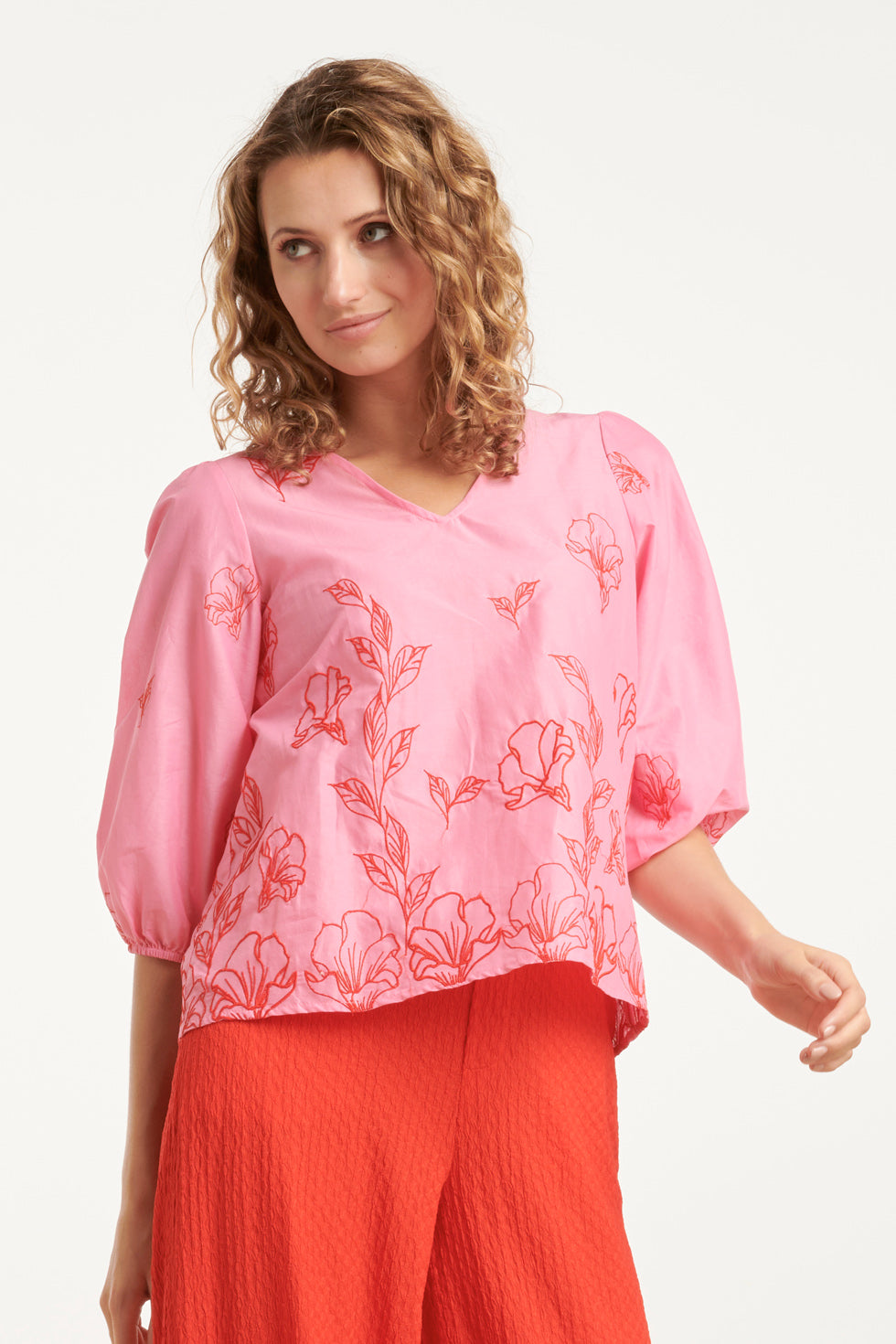 25262 Roze Top Met Rode Bloemenborduursels En V-Hals