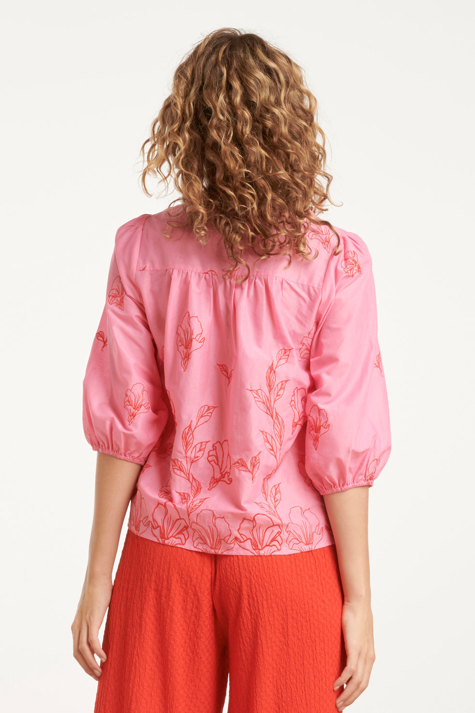 25262 Roze Top Met Rode Bloemenborduursels En V-Hals