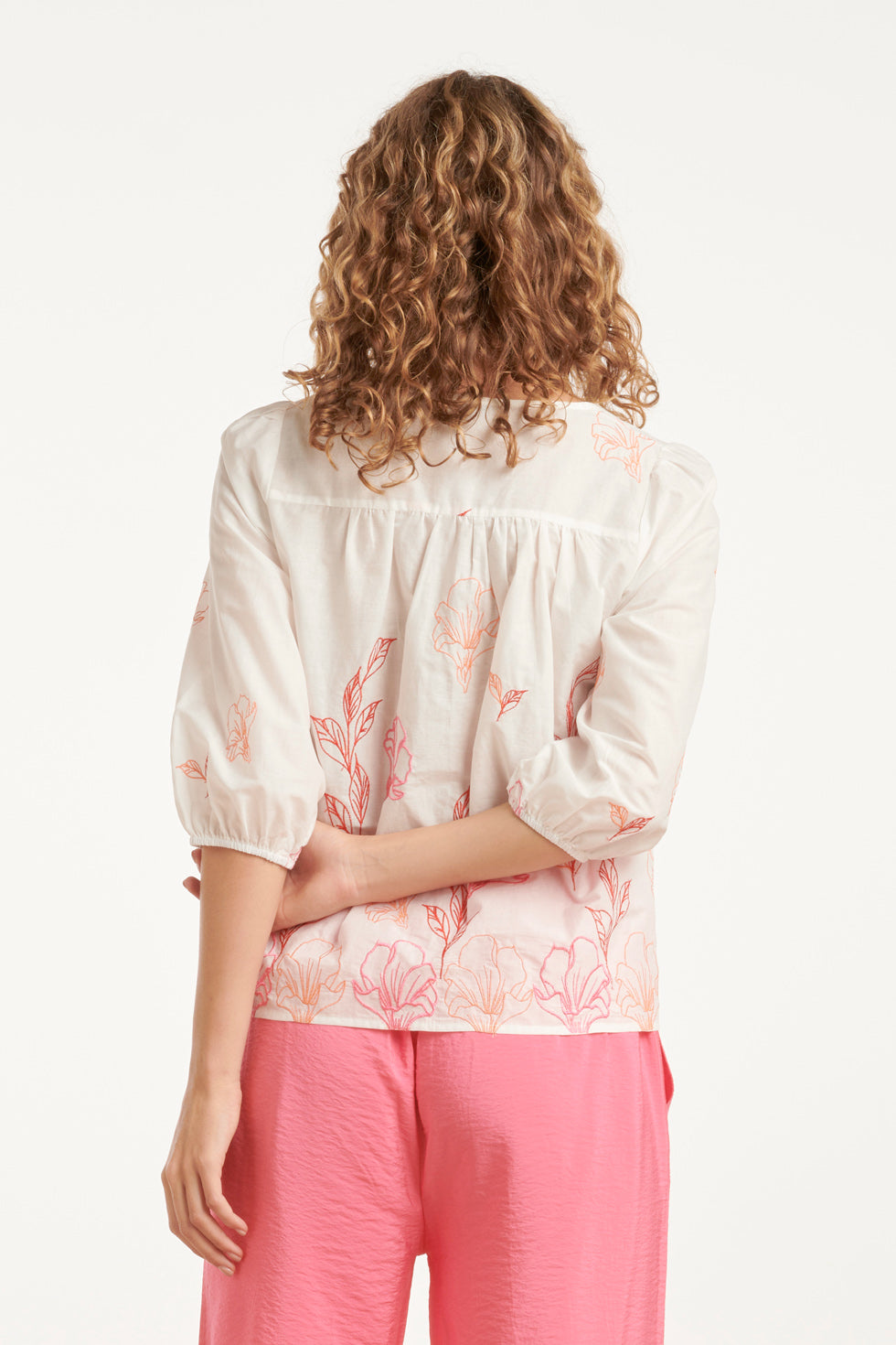 25262 Witte Top Met Rode En Roze Bloemenborduursels En V-Hals