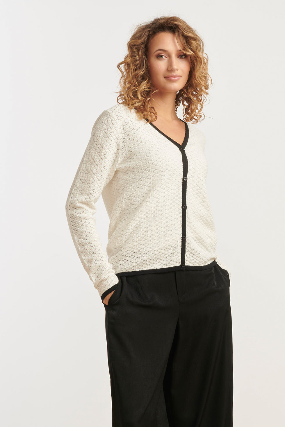 25265 Off White Knitted Cardigan Met Zwarte Contrast Details