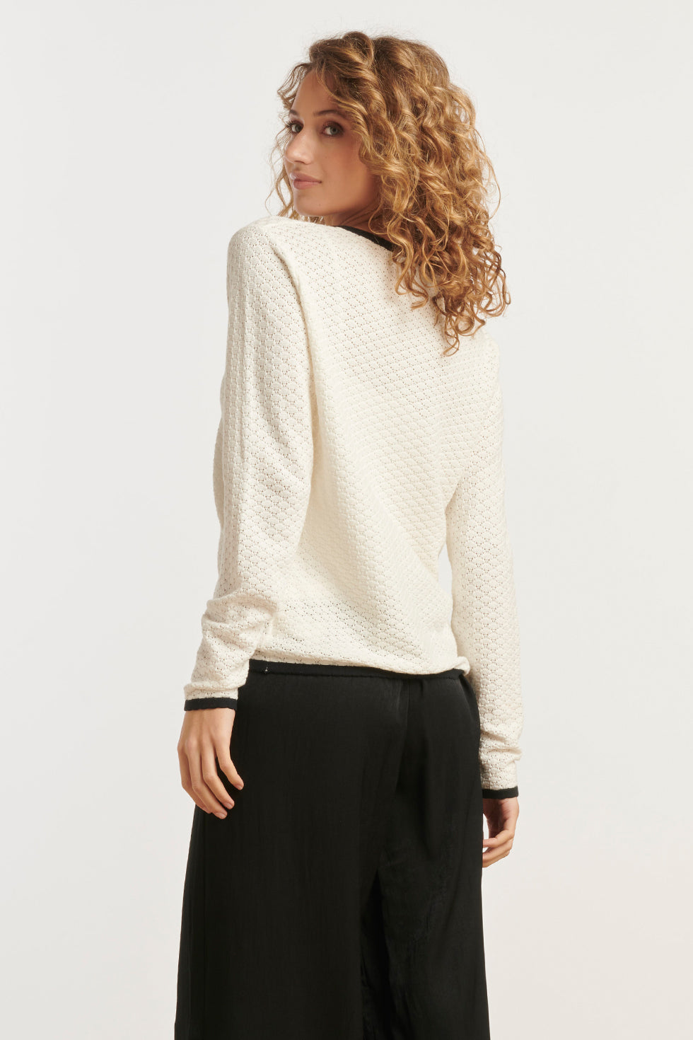 25265 Off White Knitted Cardigan Met Zwarte Contrast Details