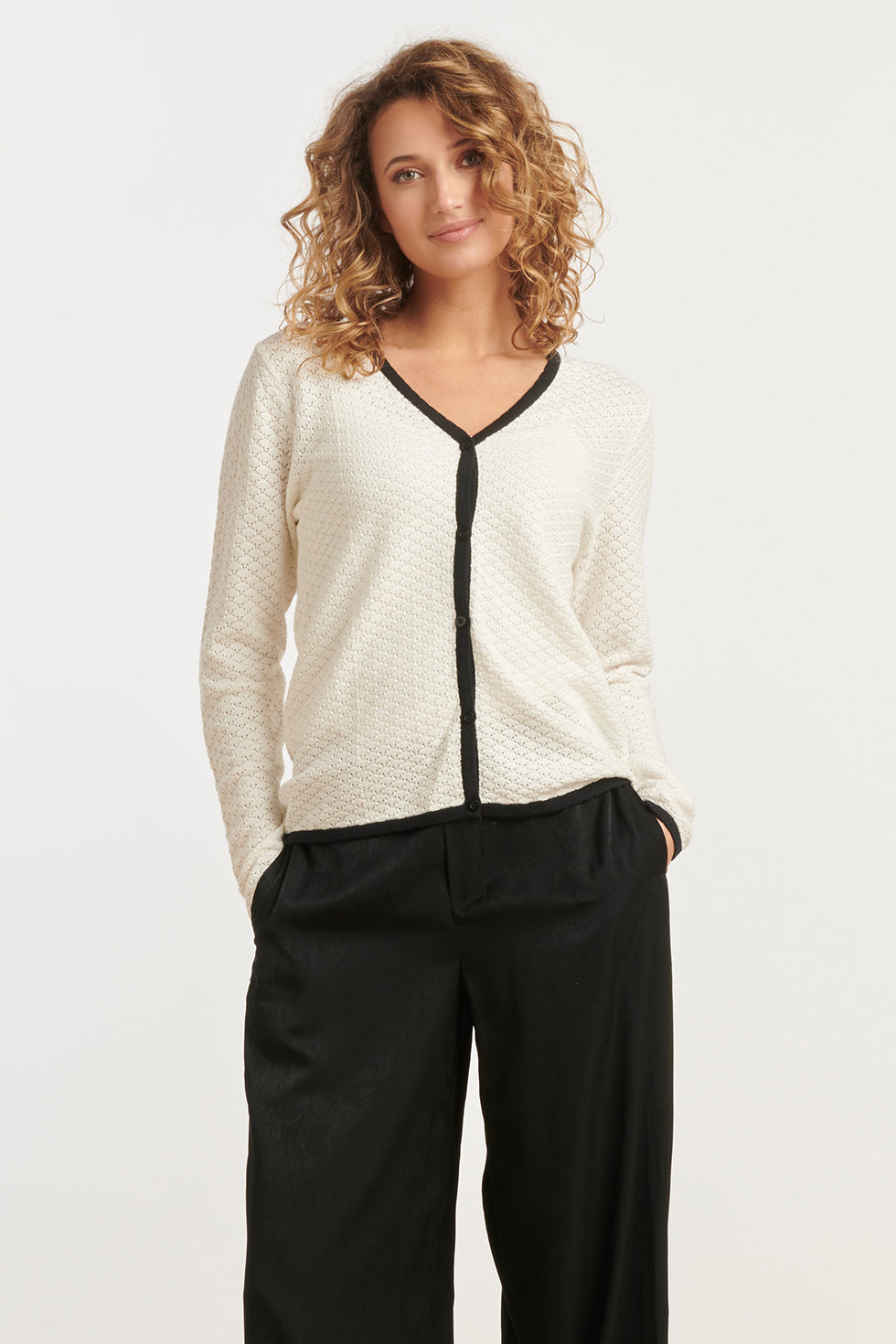 25265 Off White Knitted Cardigan Met Zwarte Contrast Details